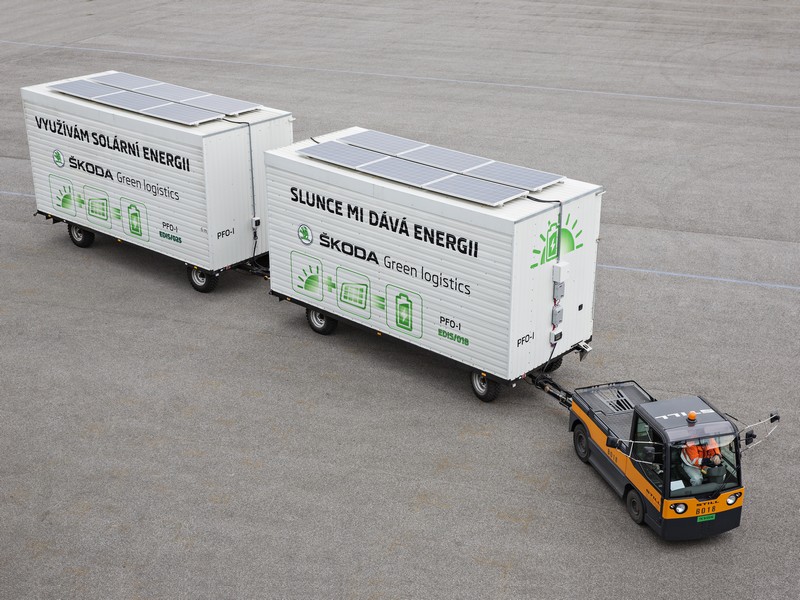 Elektrický tahač se solárními moduly v závodě Škoda Auto